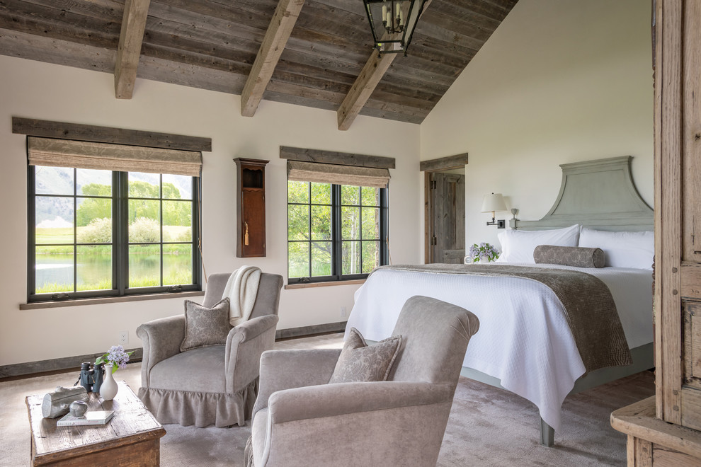 Diseño de dormitorio campestre con paredes blancas, suelo de madera en tonos medios y suelo gris