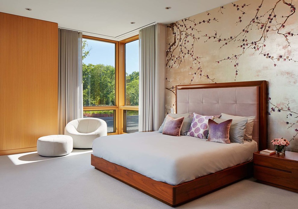На фото: большая хозяйская спальня в современном стиле с разноцветными стенами и ковровым покрытием без камина