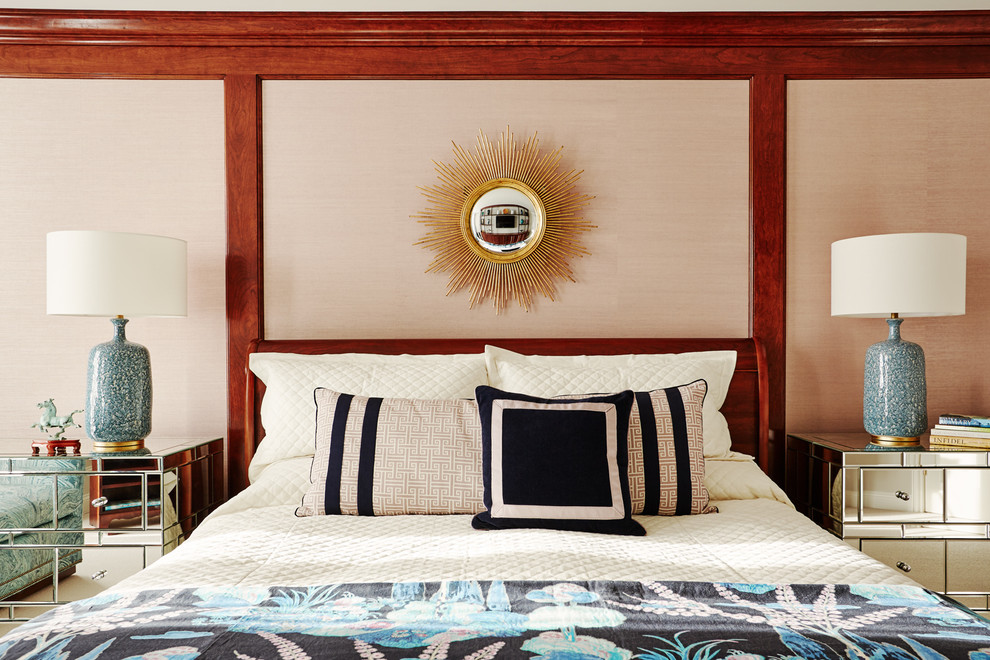 Ejemplo de dormitorio principal tradicional renovado con paredes beige