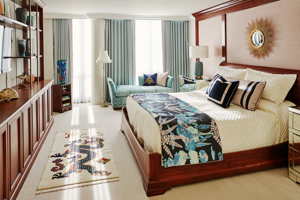 Modelo de dormitorio principal tradicional renovado pequeño con paredes multicolor y moqueta