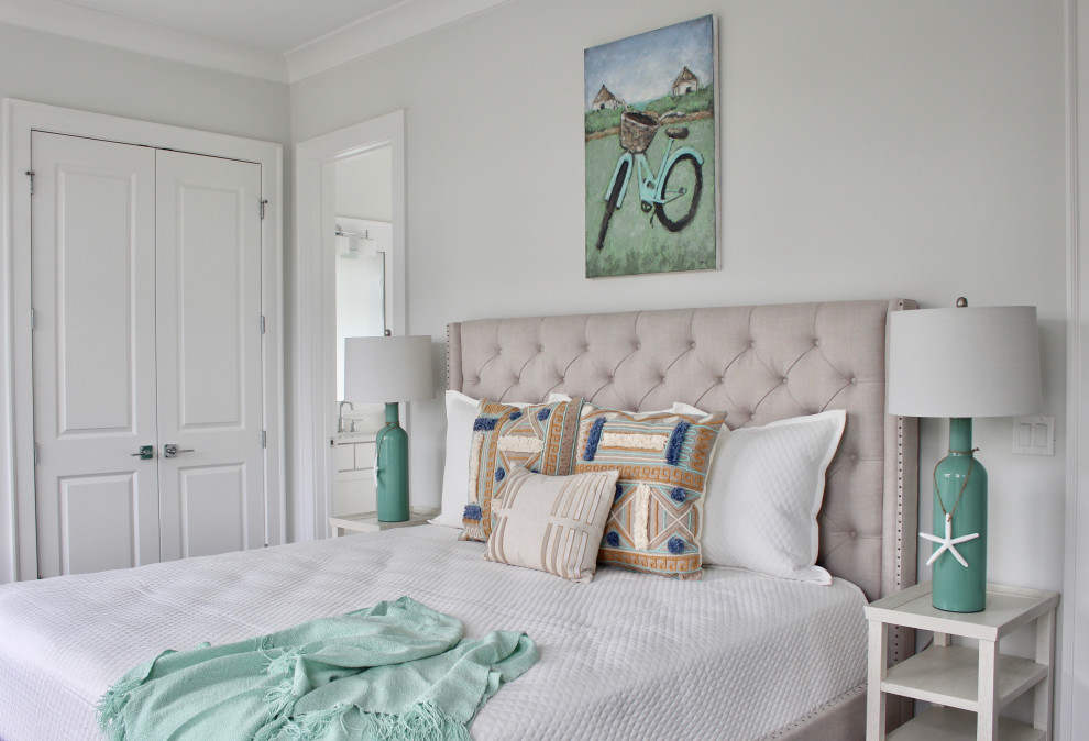 Imagen de habitación de invitados costera de tamaño medio con paredes grises