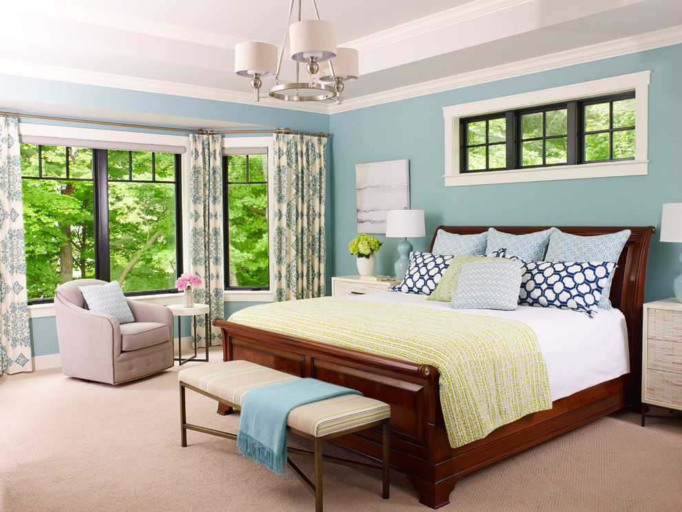 Idee per una camera matrimoniale stile marino con pareti blu, moquette e pavimento beige
