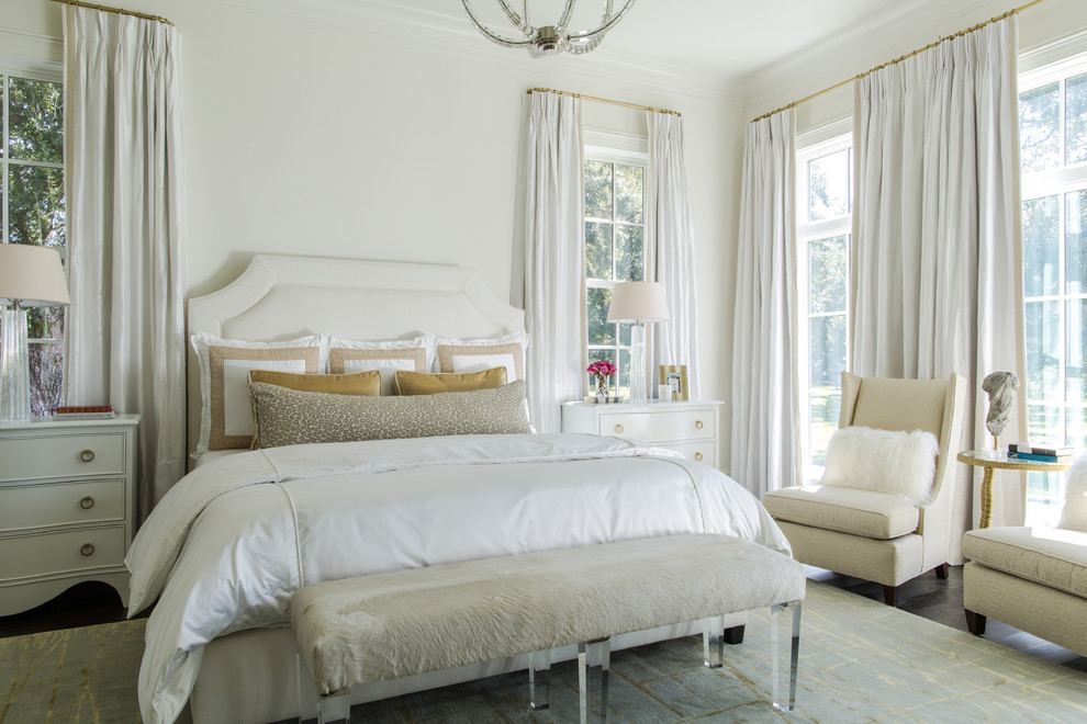 ニューオリンズにある中くらいなトラディショナルスタイルのおしゃれな主寝室 (白い壁)