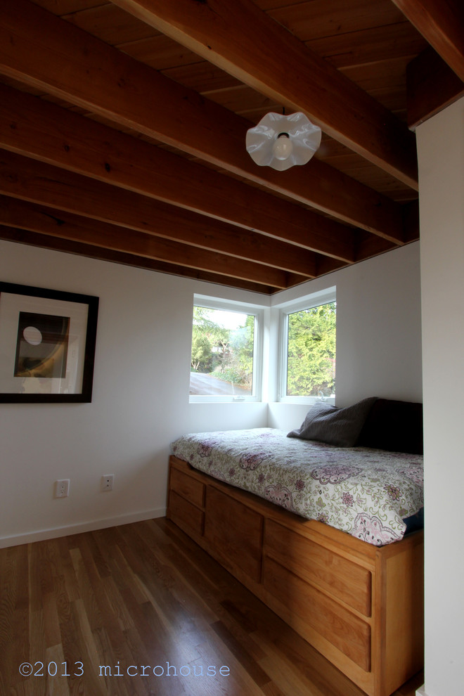 Foto de habitación de invitados vintage pequeña con paredes blancas y suelo de madera clara