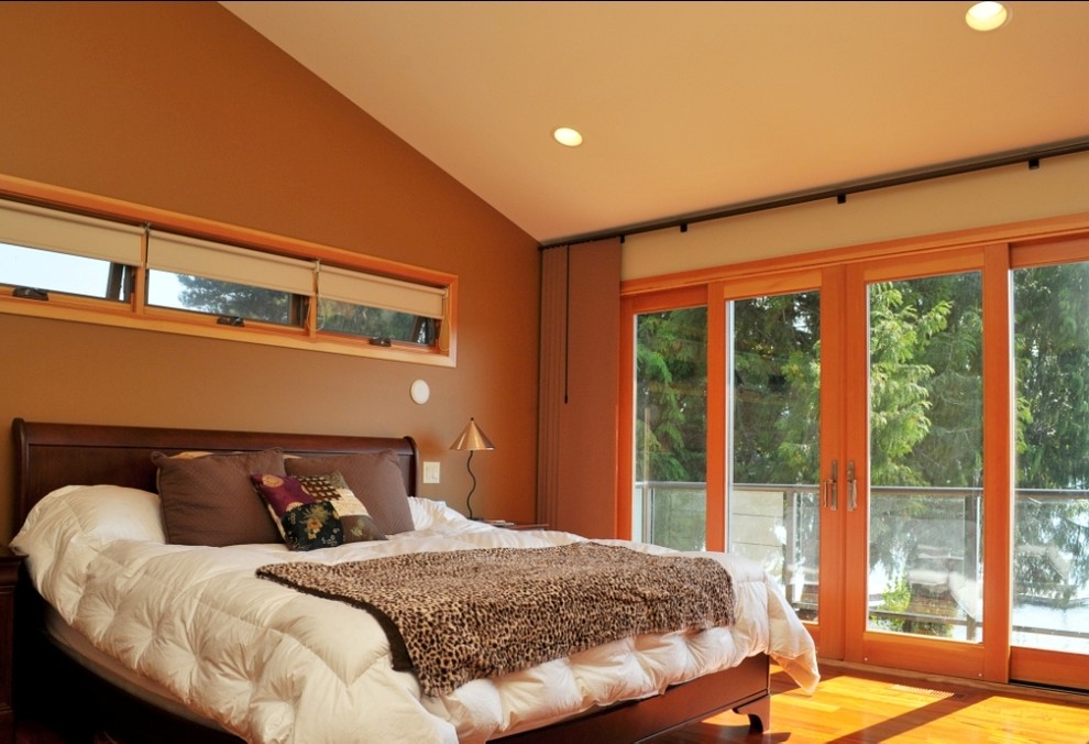 Exemple d'une chambre parentale tendance de taille moyenne avec un mur marron, un sol en bois brun et aucune cheminée.