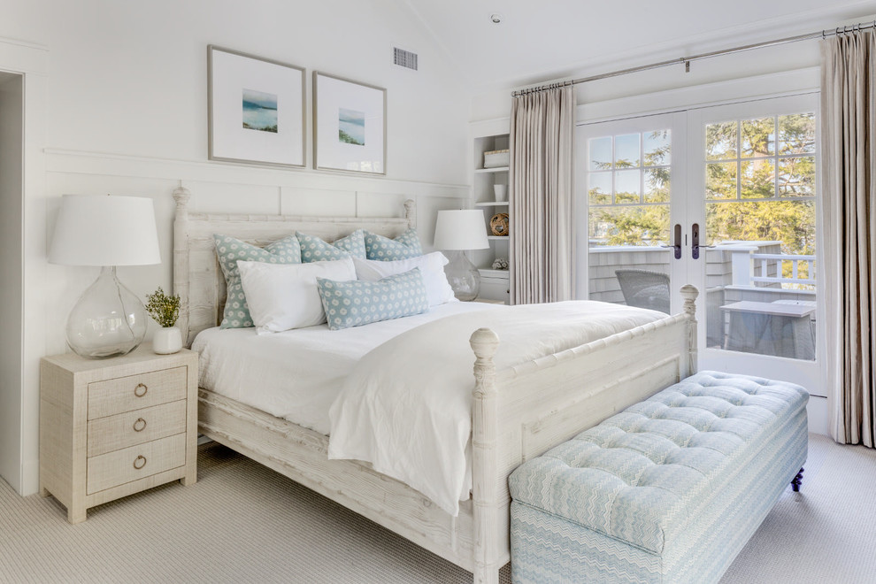 Источник вдохновения для домашнего уюта: хозяйская спальня в морском стиле с белыми стенами, ковровым покрытием и бежевым полом