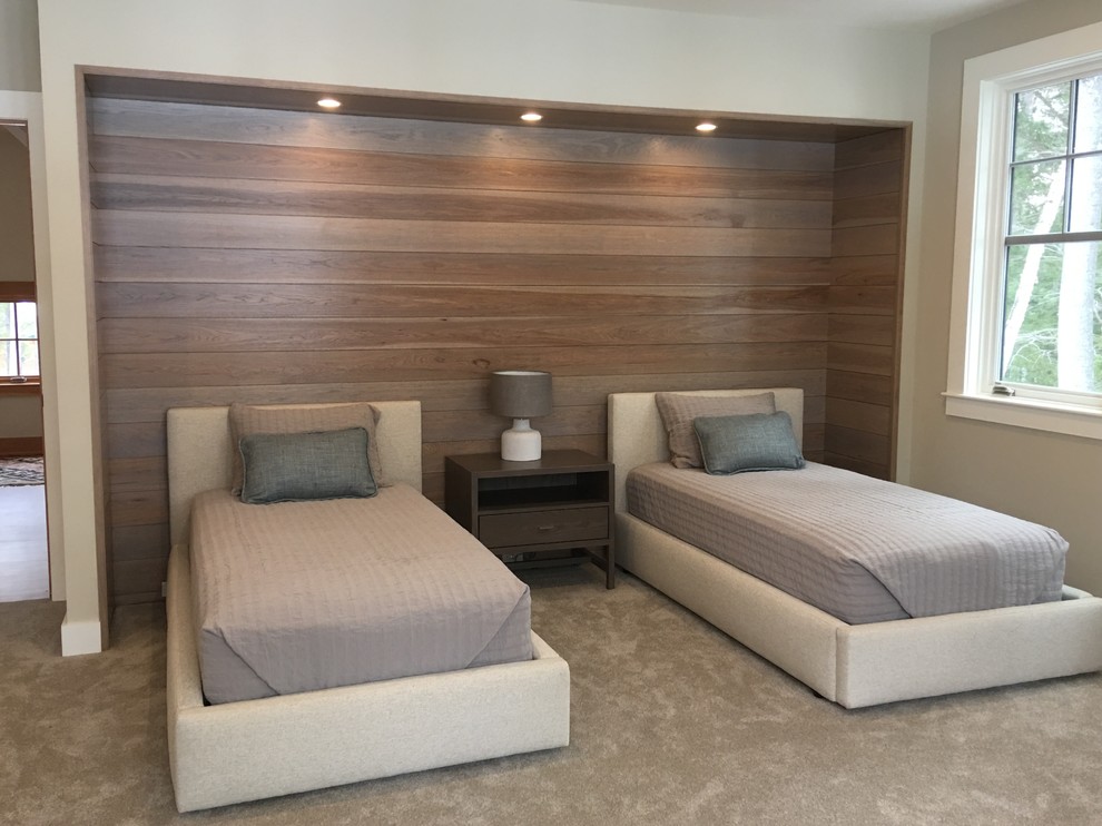 ポートランド(メイン)にある広いカントリー風のおしゃれな客用寝室 (ベージュの壁、カーペット敷き、ベージュの床、暖炉なし) のインテリア
