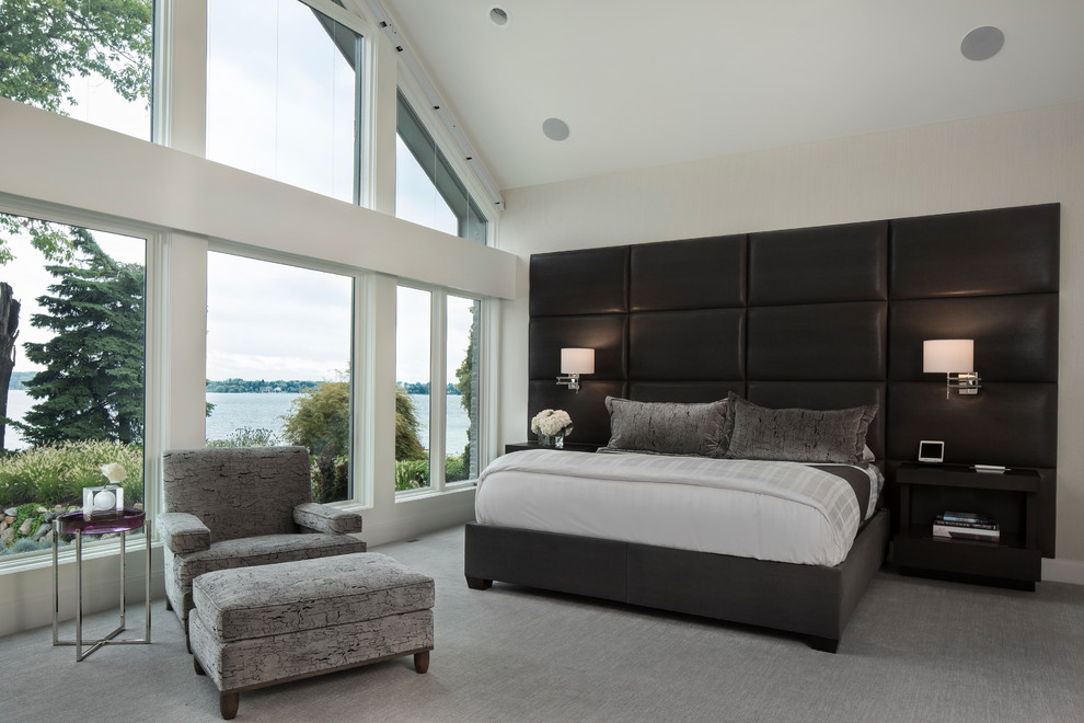На фото: спальня в современном стиле с бежевыми стенами и ковровым покрытием без камина