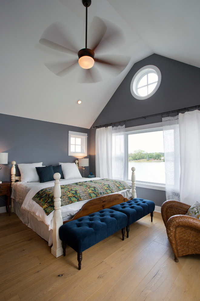 На фото: хозяйская спальня среднего размера в морском стиле с серыми стенами и светлым паркетным полом с
