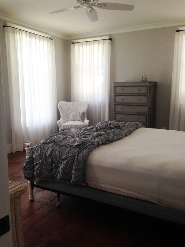 Foto di una camera degli ospiti country di medie dimensioni con pareti grigie, parquet scuro, nessun camino e pavimento marrone