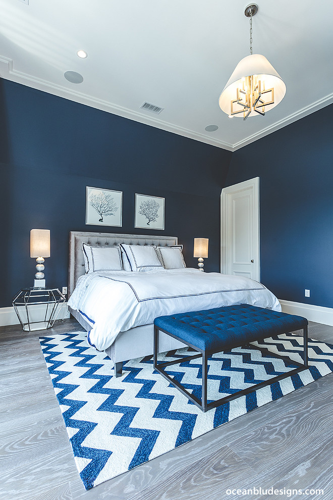 Geräumiges Modernes Hauptschlafzimmer mit blauer Wandfarbe in New York