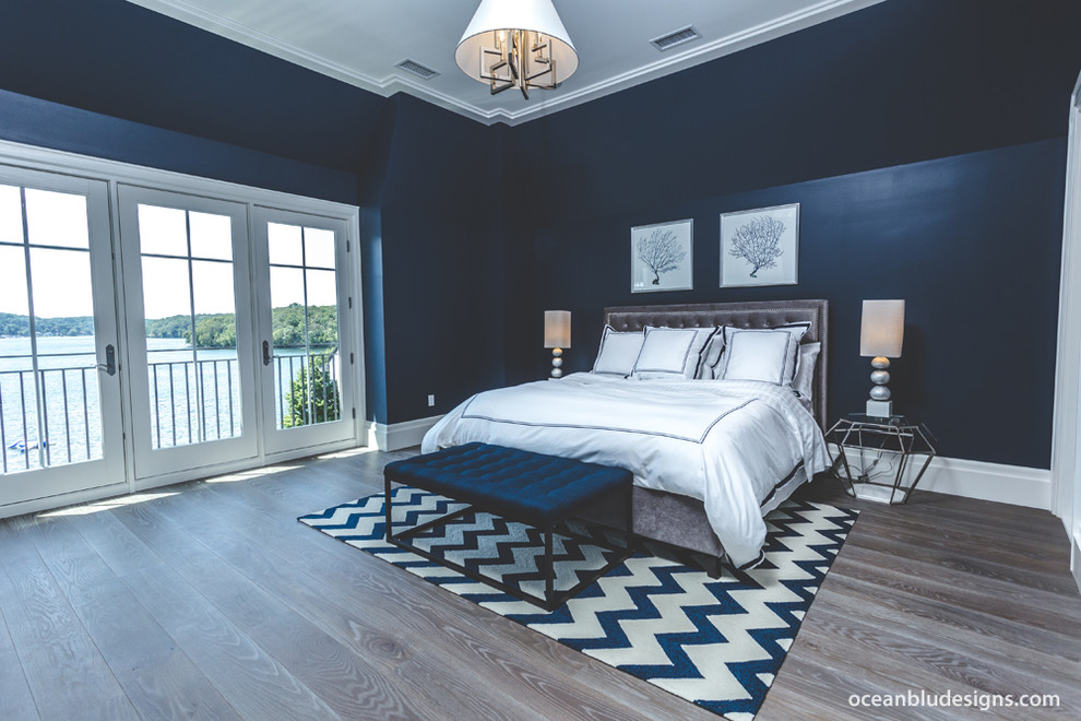 Diseño de dormitorio principal contemporáneo extra grande con paredes azules