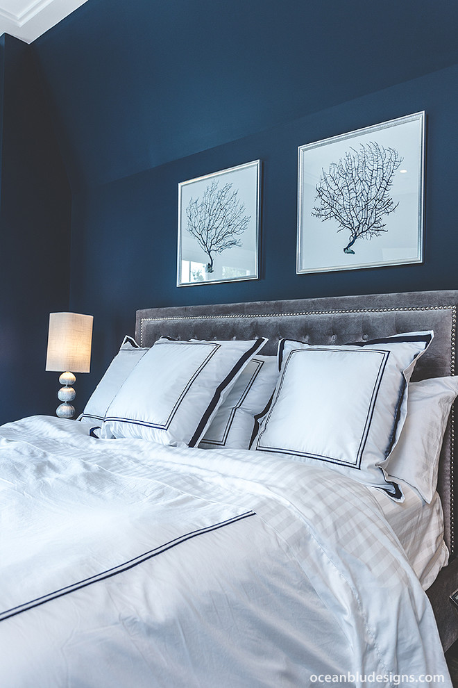 Источник вдохновения для домашнего уюта: огромная хозяйская спальня в современном стиле с синими стенами