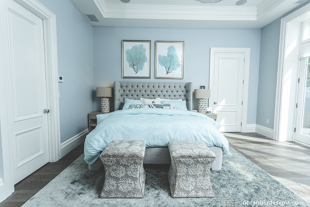 На фото: большая хозяйская спальня в современном стиле с синими стенами и паркетным полом среднего тона с