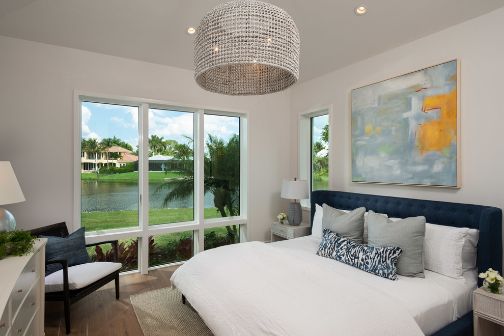Maritimes Schlafzimmer ohne Kamin mit beiger Wandfarbe und braunem Holzboden in Miami