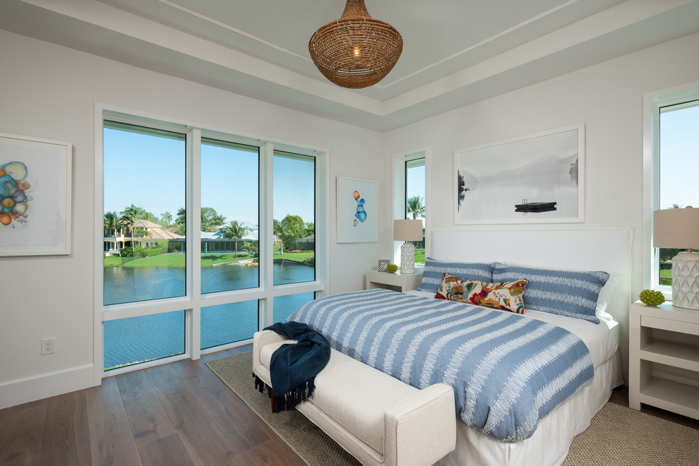 Maritimes Schlafzimmer ohne Kamin mit weißer Wandfarbe und braunem Holzboden in Miami