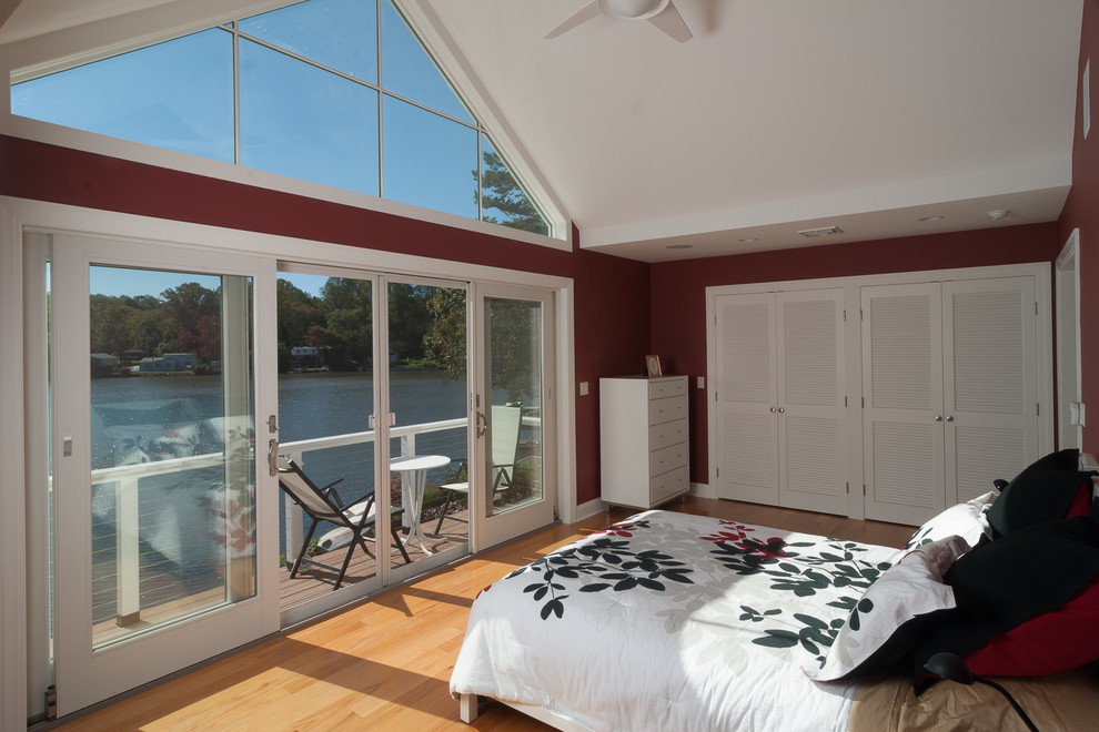 Maritimes Schlafzimmer mit roter Wandfarbe in Bridgeport