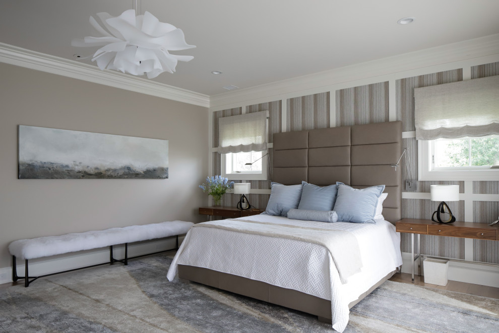 Diseño de dormitorio principal tradicional renovado de tamaño medio sin chimenea con paredes beige y suelo de madera en tonos medios