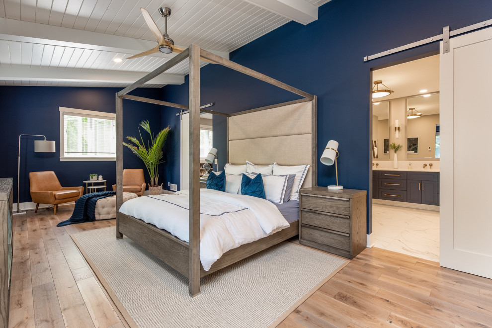 На фото: хозяйская спальня в морском стиле с синими стенами, паркетным полом среднего тона и потолком из вагонки с