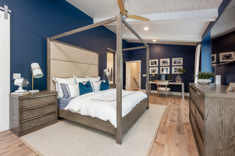 Großes Maritimes Hauptschlafzimmer mit blauer Wandfarbe, braunem Holzboden und Holzdielendecke in Minneapolis
