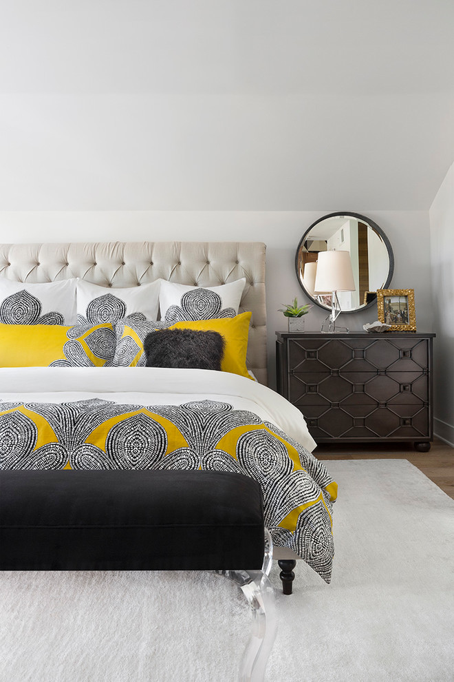 Imagen de dormitorio principal clásico renovado grande con paredes blancas, suelo de madera clara y suelo beige
