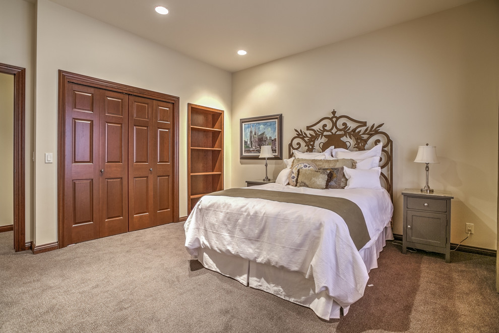 Design ideas for a traditional bedroom in Omaha.