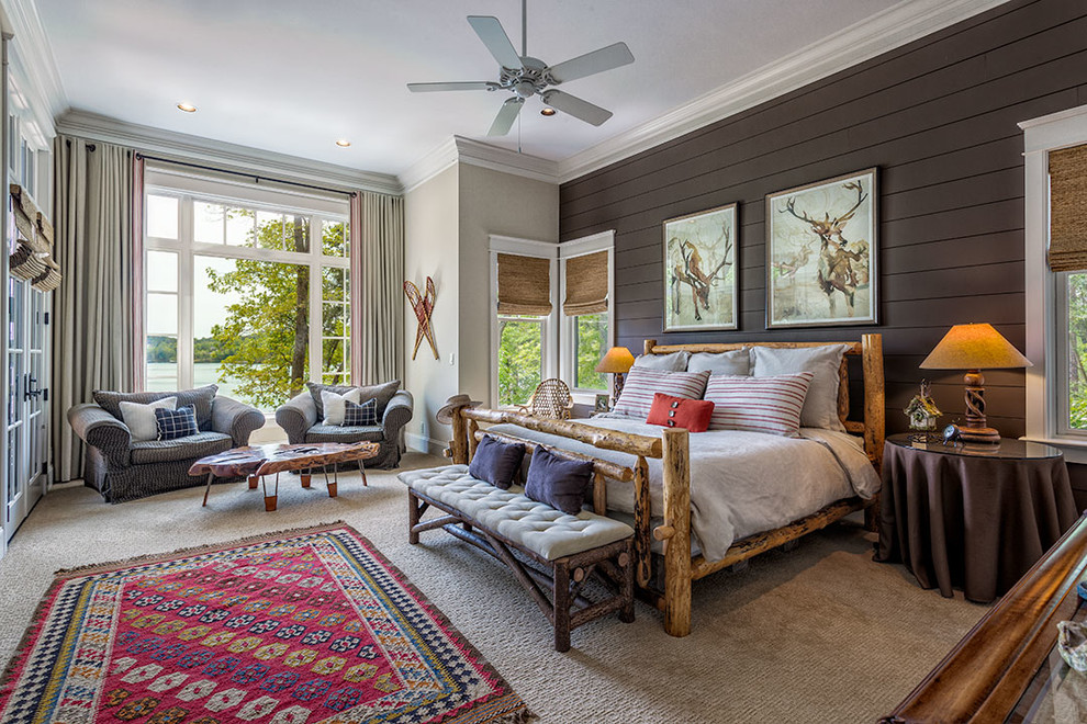 Стильный дизайн: большая хозяйская спальня в стиле рустика с коричневыми стенами и ковровым покрытием без камина - последний тренд
