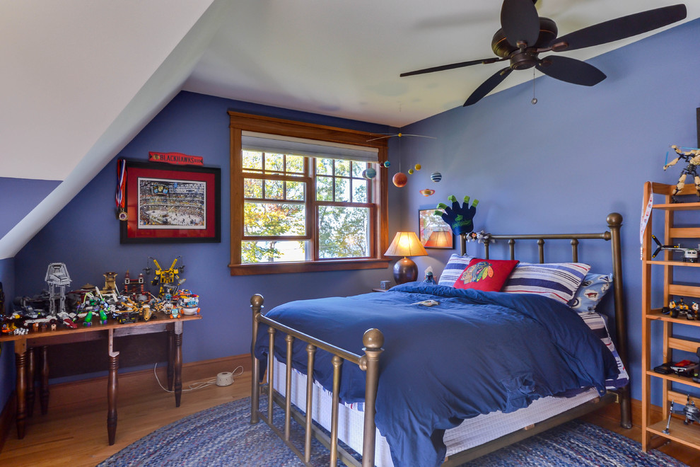 Idéer för ett amerikanskt sovrum, med blå väggar och ljust trägolv