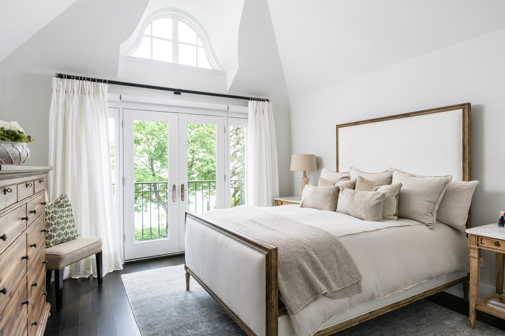 Klassisches Schlafzimmer mit weißer Wandfarbe, dunklem Holzboden und schwarzem Boden in Orange County