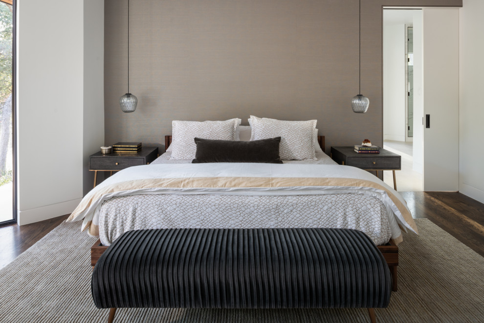 Modernes Hauptschlafzimmer ohne Kamin mit brauner Wandfarbe und dunklem Holzboden in Dallas