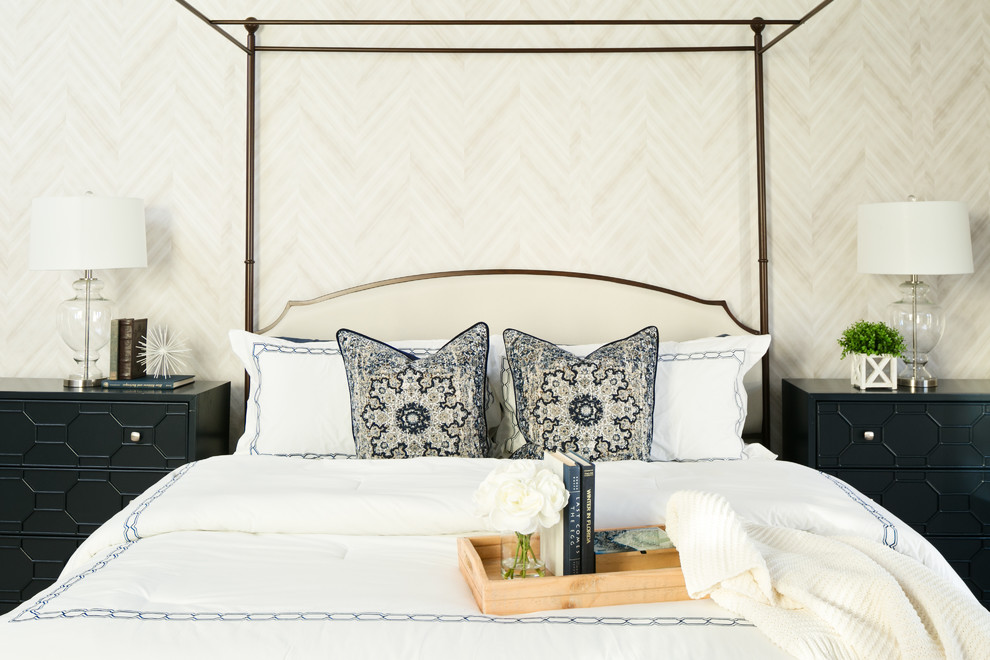 На фото: большая хозяйская спальня в классическом стиле с бежевыми стенами, ковровым покрытием и бежевым полом без камина