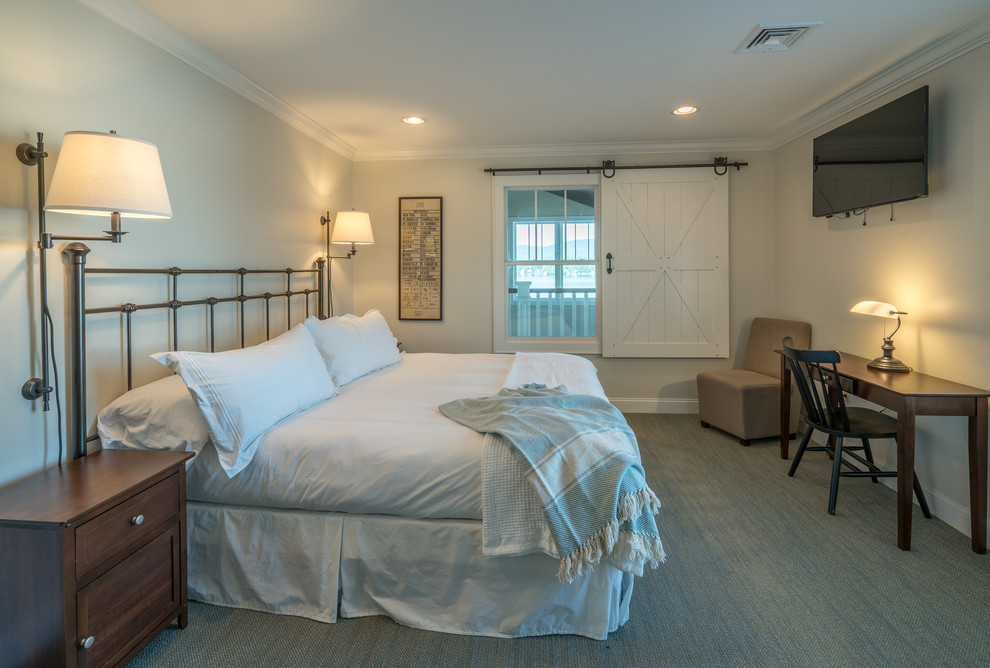 Foto de habitación de invitados rústica de tamaño medio con paredes beige, moqueta y suelo multicolor