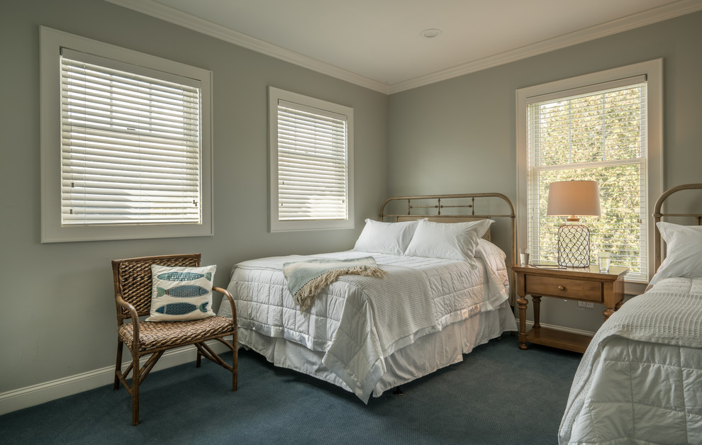Modelo de habitación de invitados rural de tamaño medio con paredes azules, moqueta y suelo azul