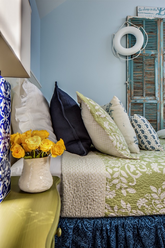 Источник вдохновения для домашнего уюта: хозяйская спальня среднего размера в морском стиле с синими стенами, темным паркетным полом и коричневым полом