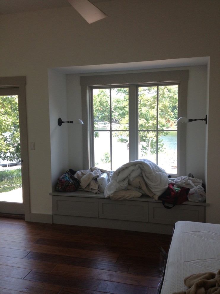 Bedroom - transitional bedroom idea in St Louis
