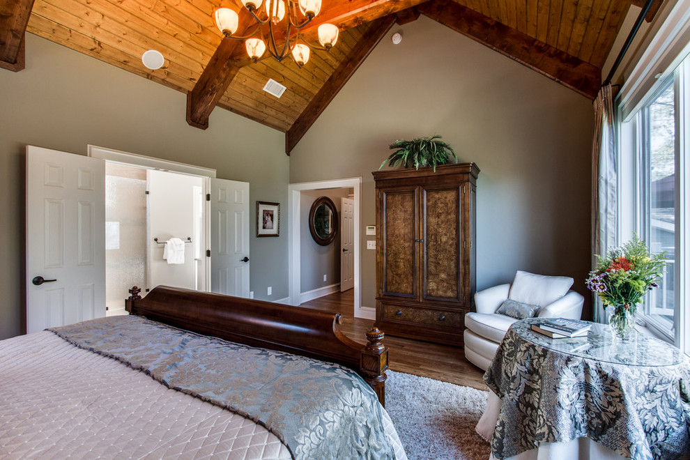 Idee per una camera degli ospiti chic di medie dimensioni con pareti verdi e pavimento in legno massello medio