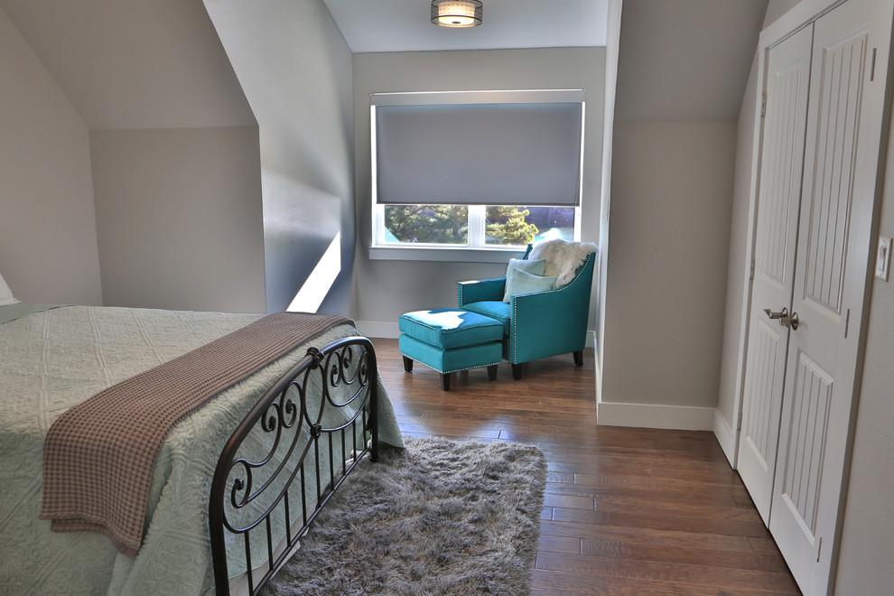 Foto de dormitorio principal campestre de tamaño medio sin chimenea con paredes grises, suelo de madera oscura y suelo marrón