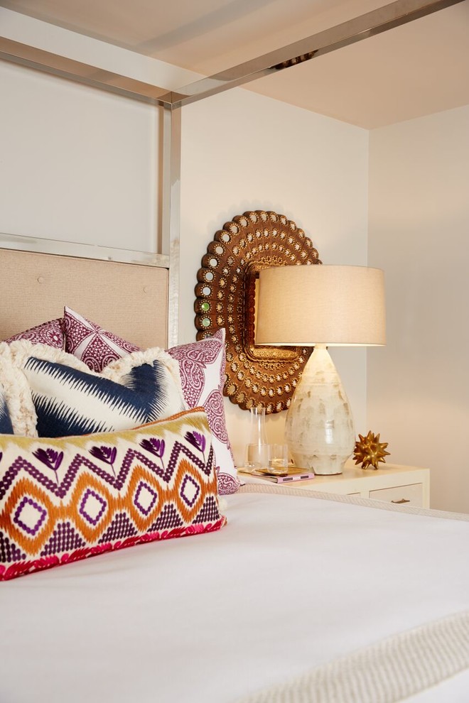 Modelo de dormitorio principal tradicional renovado de tamaño medio con paredes beige y suelo de madera en tonos medios