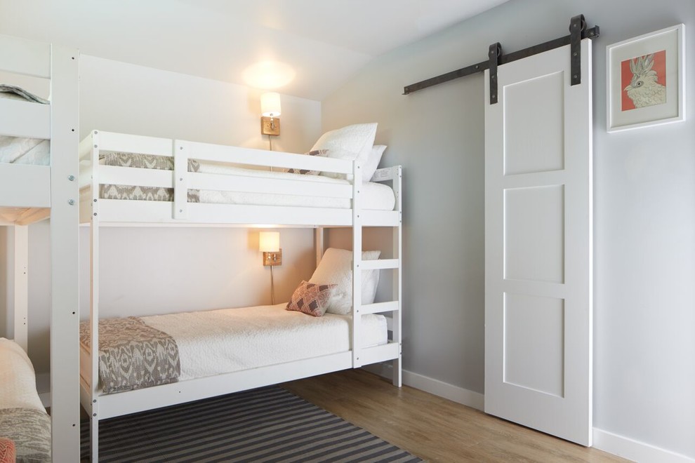 Свежая идея для дизайна: гостевая спальня среднего размера, (комната для гостей) в стиле неоклассика (современная классика) с белыми стенами и паркетным полом среднего тона - отличное фото интерьера