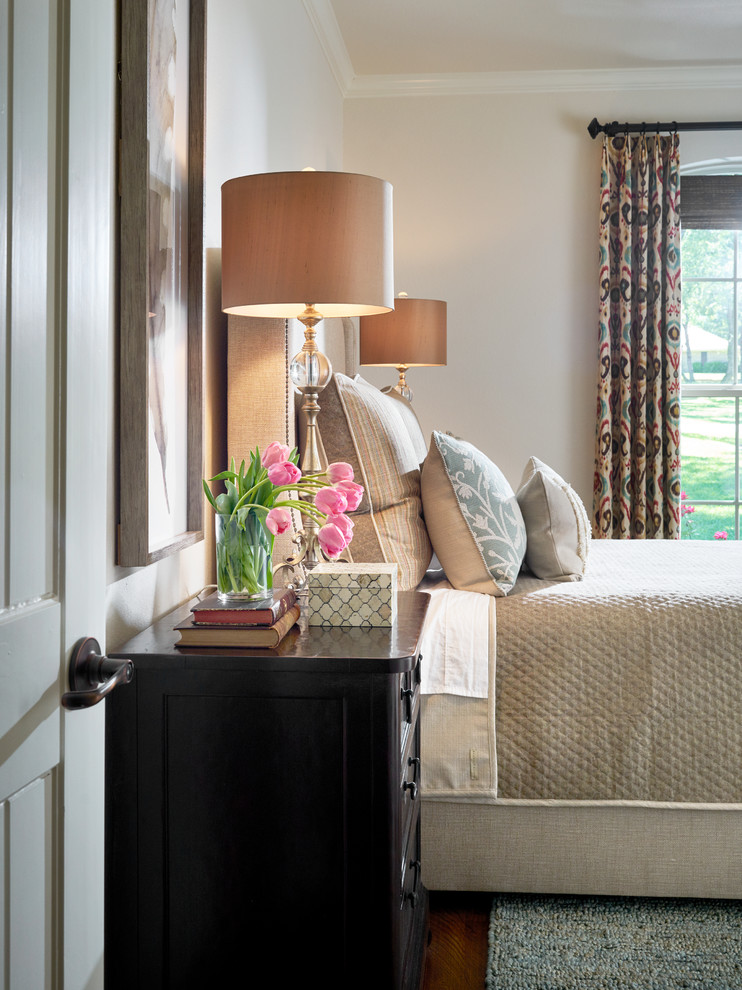 Идея дизайна: гостевая спальня среднего размера, (комната для гостей) в классическом стиле с бежевыми стенами, паркетным полом среднего тона и коричневым полом