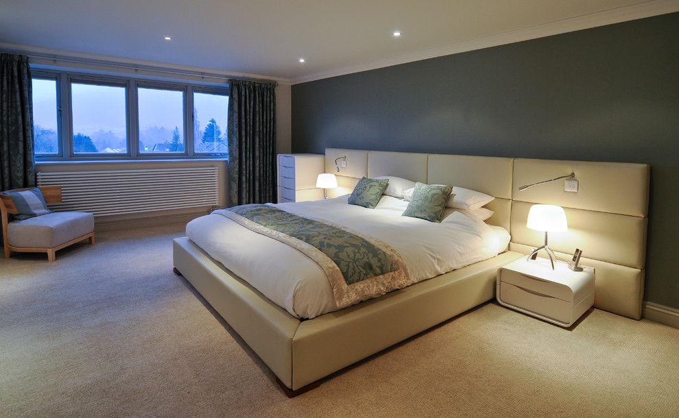 Großes Modernes Hauptschlafzimmer mit grüner Wandfarbe und Teppichboden in Sonstige