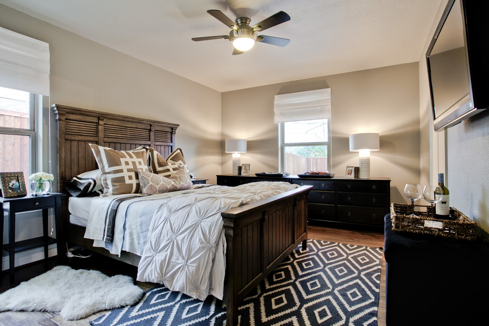 Источник вдохновения для домашнего уюта: спальня в современном стиле с серыми стенами и телевизором