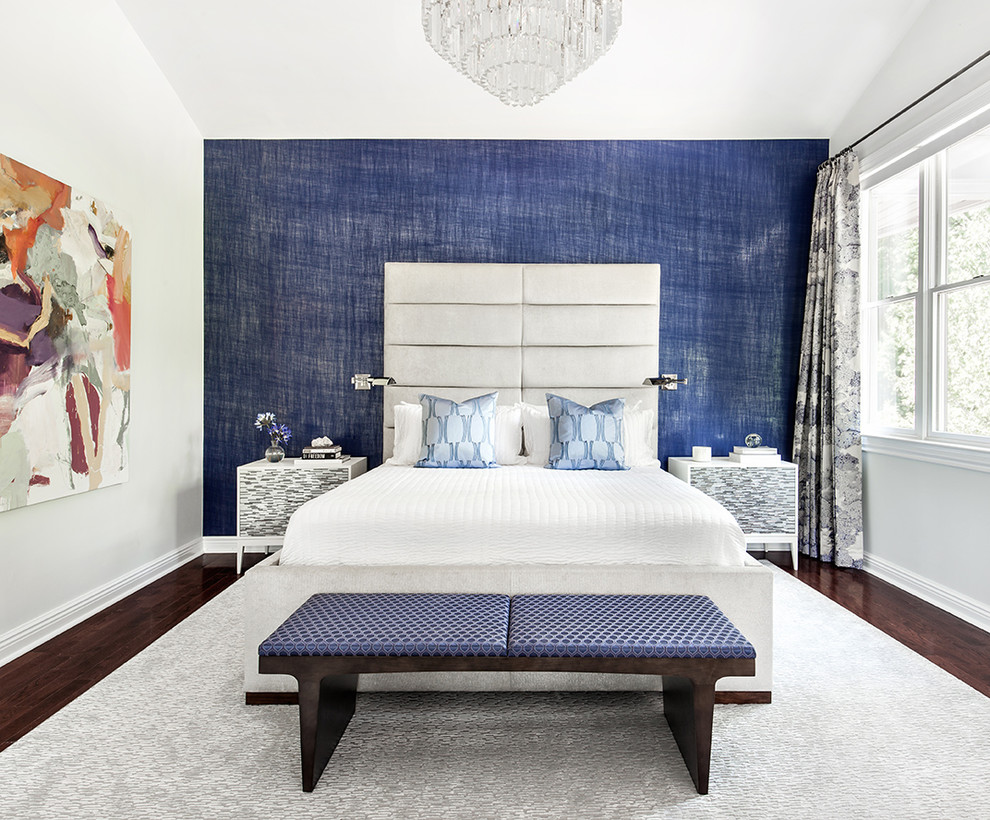 Cette photo montre une chambre chic avec un mur bleu et parquet foncé.