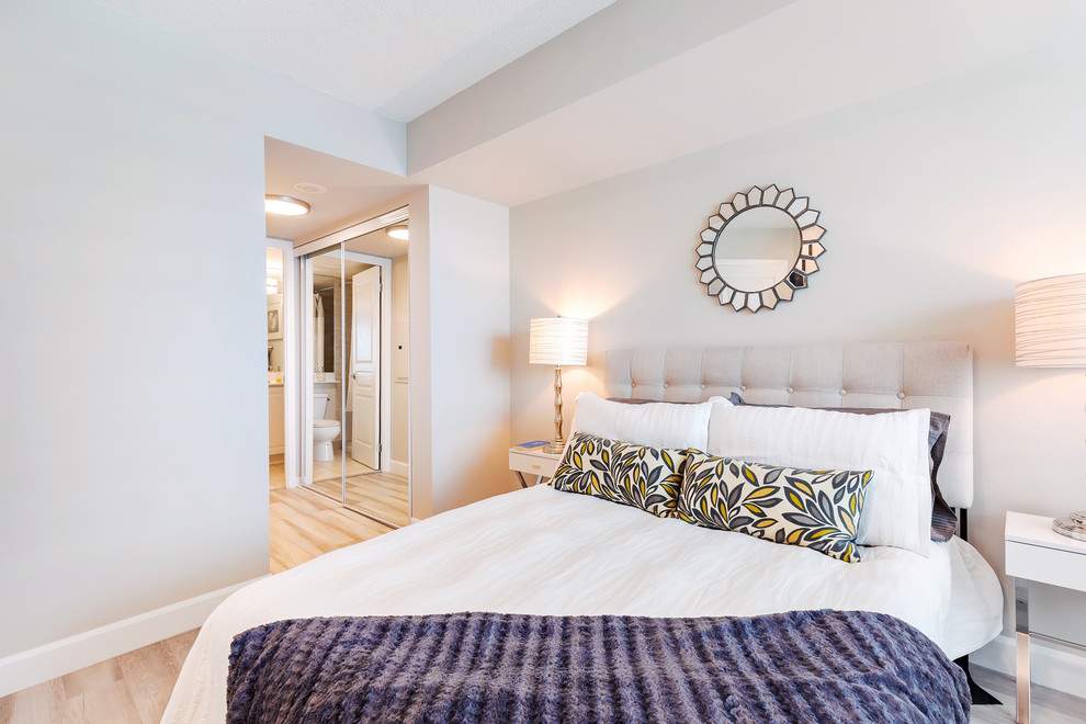 Mittelgroßes Modernes Hauptschlafzimmer ohne Kamin mit grauer Wandfarbe, Vinylboden und grauem Boden in Toronto
