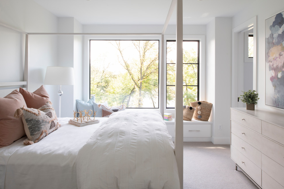 Diseño de dormitorio principal contemporáneo sin chimenea con paredes blancas, moqueta y suelo beige