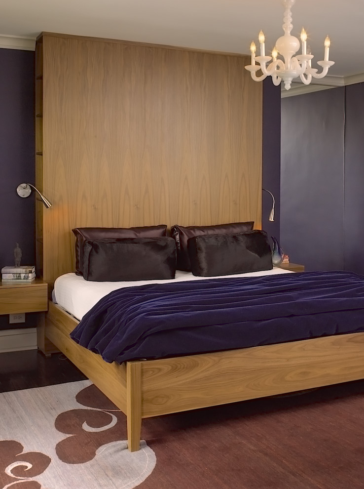 Стильный дизайн: хозяйская спальня среднего размера в классическом стиле с синими стенами и темным паркетным полом - последний тренд