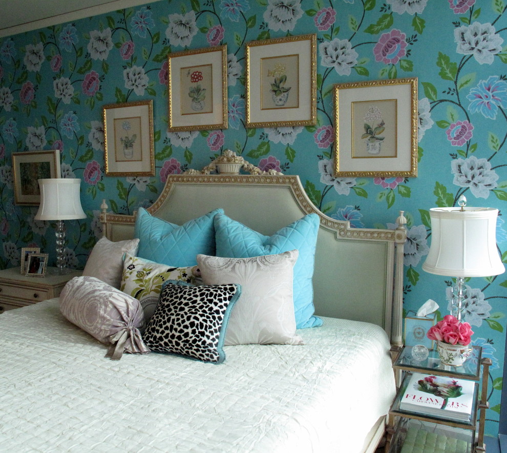 Пример оригинального дизайна: маленькая хозяйская спальня в классическом стиле с разноцветными стенами для на участке и в саду