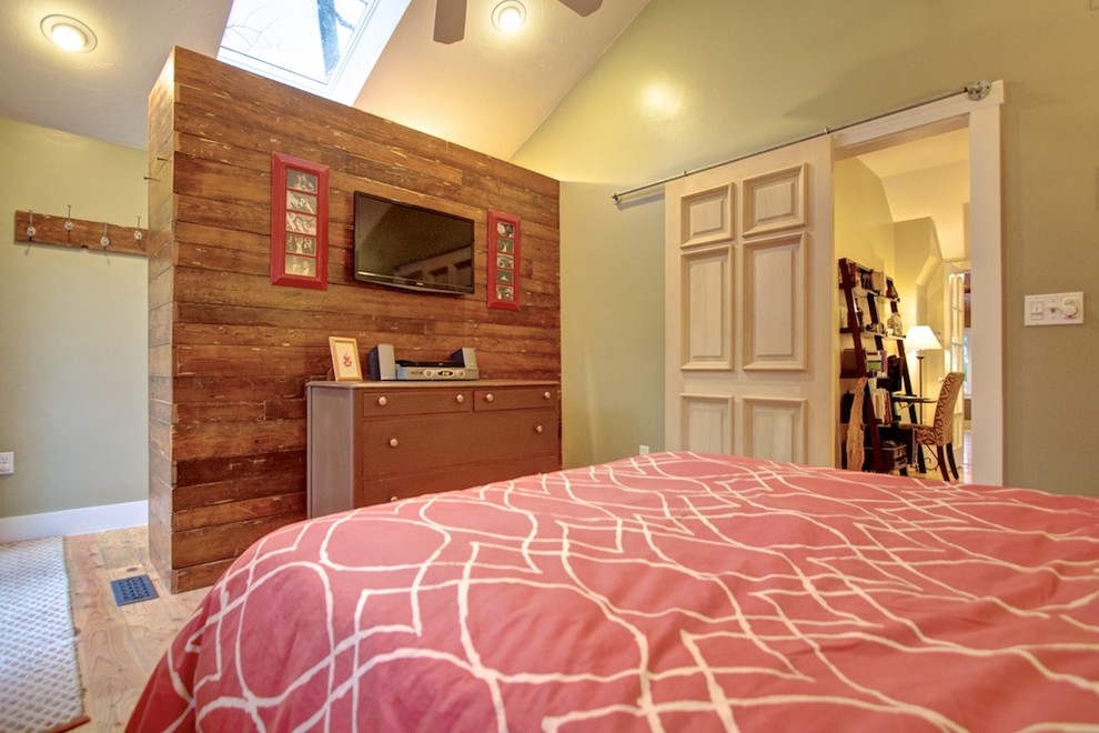 Modelo de dormitorio principal rústico de tamaño medio con paredes grises y suelo de madera clara