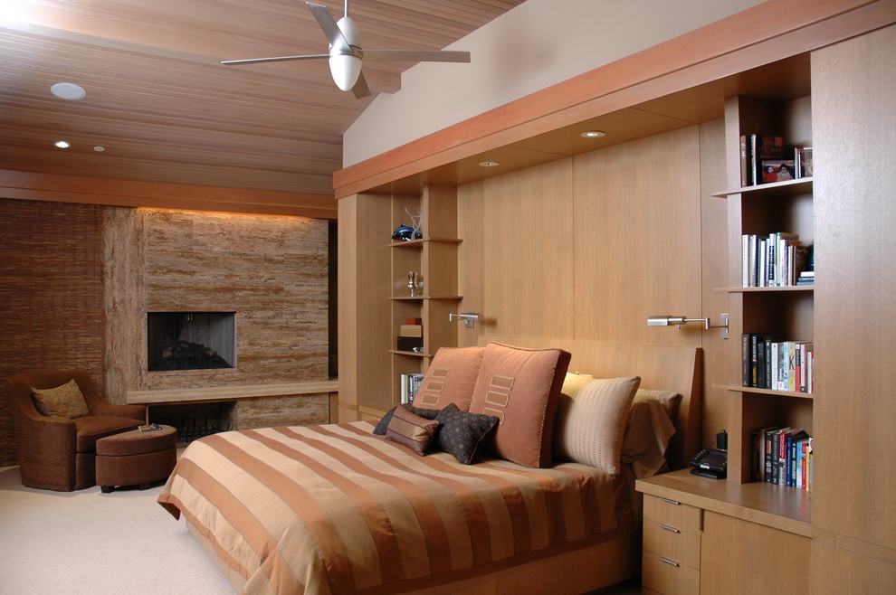 Идея дизайна: спальня среднего размера в современном стиле с бежевыми стенами, ковровым покрытием и стандартным камином