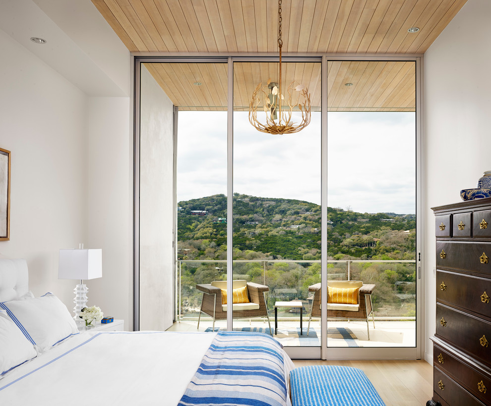 Diseño de dormitorio actual con paredes blancas y suelo de madera clara